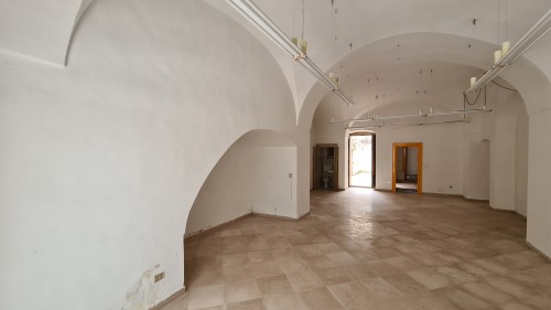 Centralissimo Locale Commerciale con Doppia Esposizione
